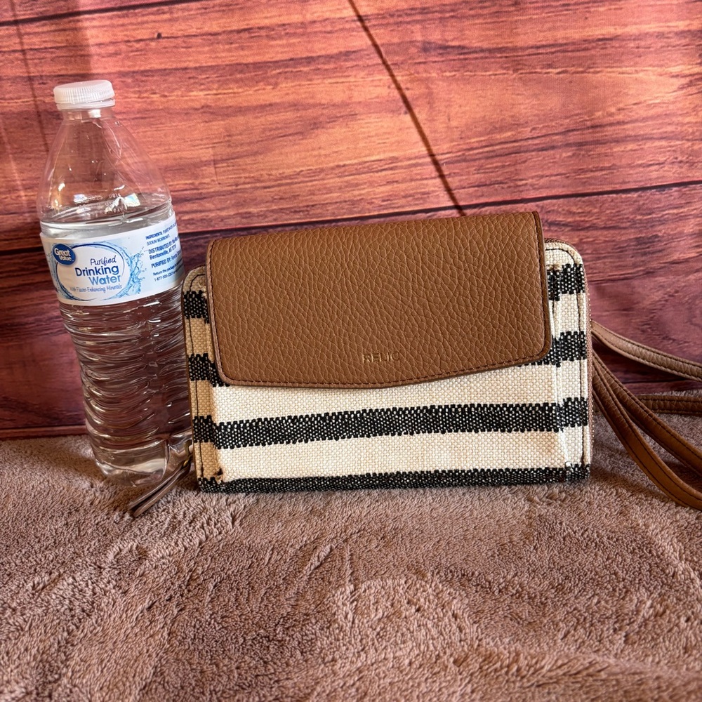 Relic by Fossil Kari Crossbody Wristlet Wallet. - Picture 2 of 7